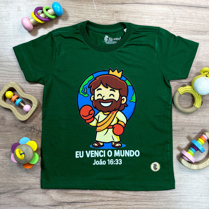 T-Shirt Infantil Verde Leão Jesus Ele Vive Ele Reina