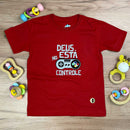T-Shirt Infantil Vermelha Deus Está No Controle